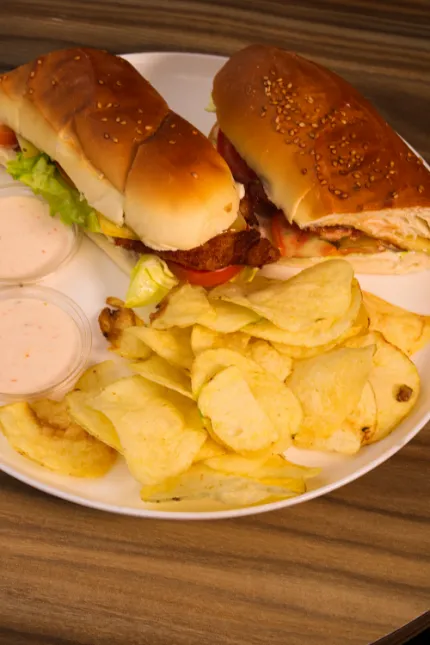 13. Sandwich granjero de pollo mas Papas chips