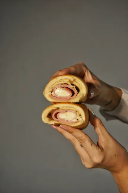 CACHITO DE JAMON Y QUESO CREMA
