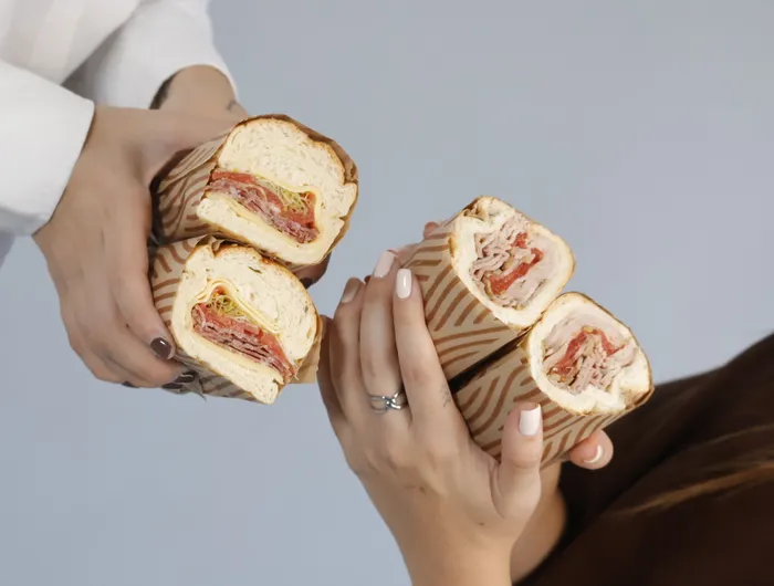 13. Sandwich granjero de pollo mas Papas chips